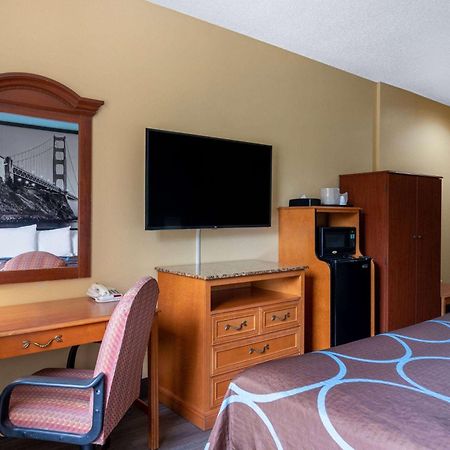 Super 8 By Wyndham Salisbury Hotel Bagian luar foto