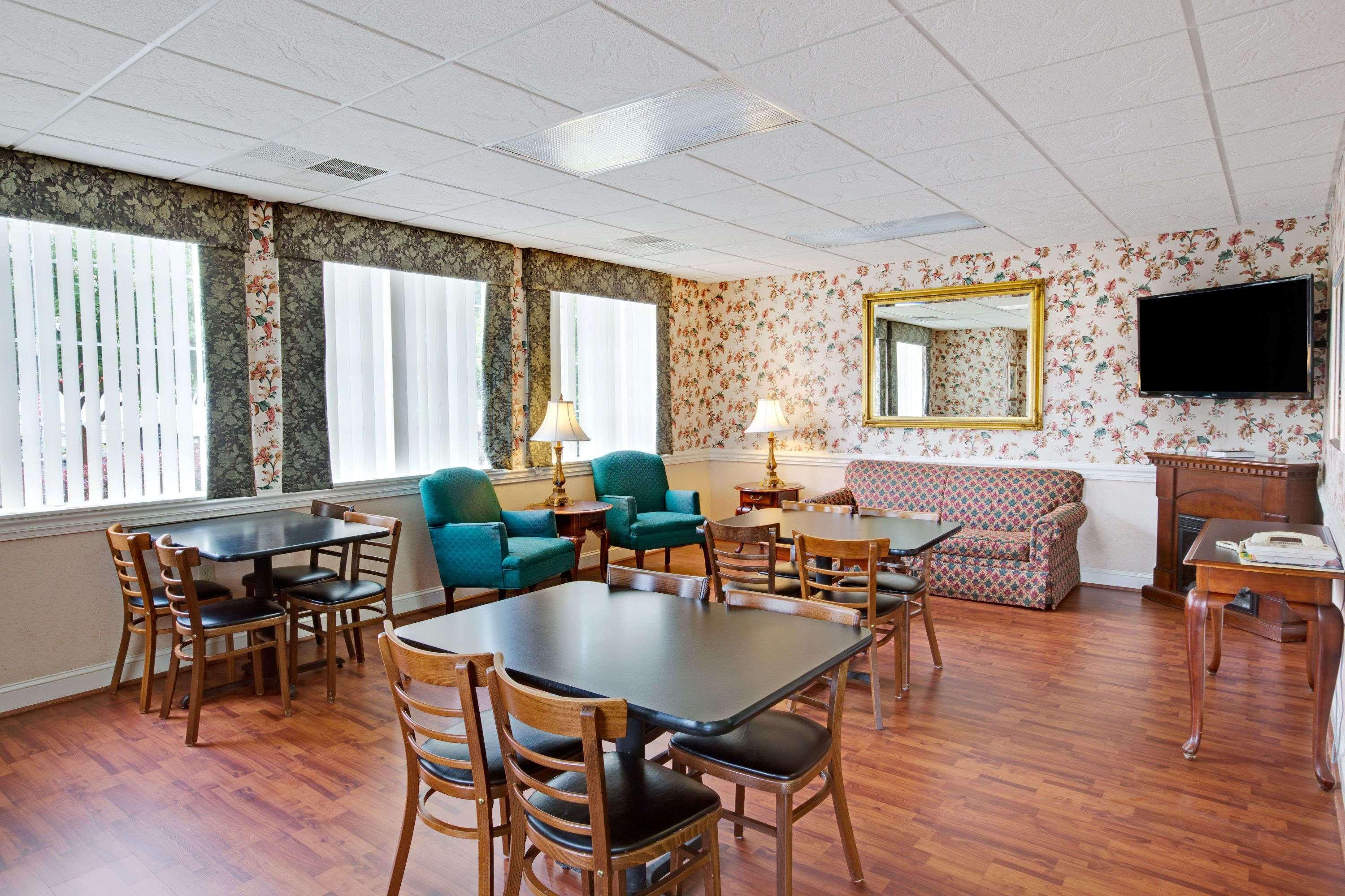 Super 8 By Wyndham Salisbury Hotel Bagian luar foto