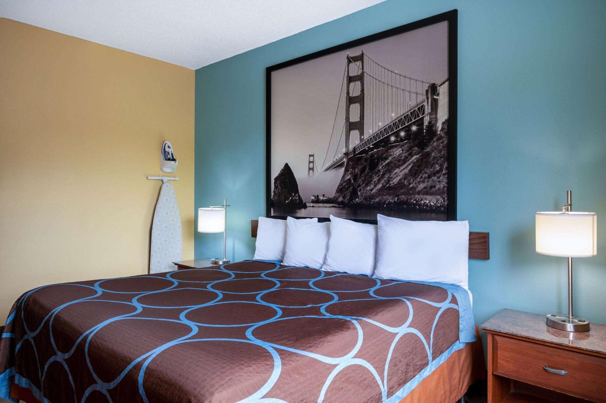 Super 8 By Wyndham Salisbury Hotel Bagian luar foto