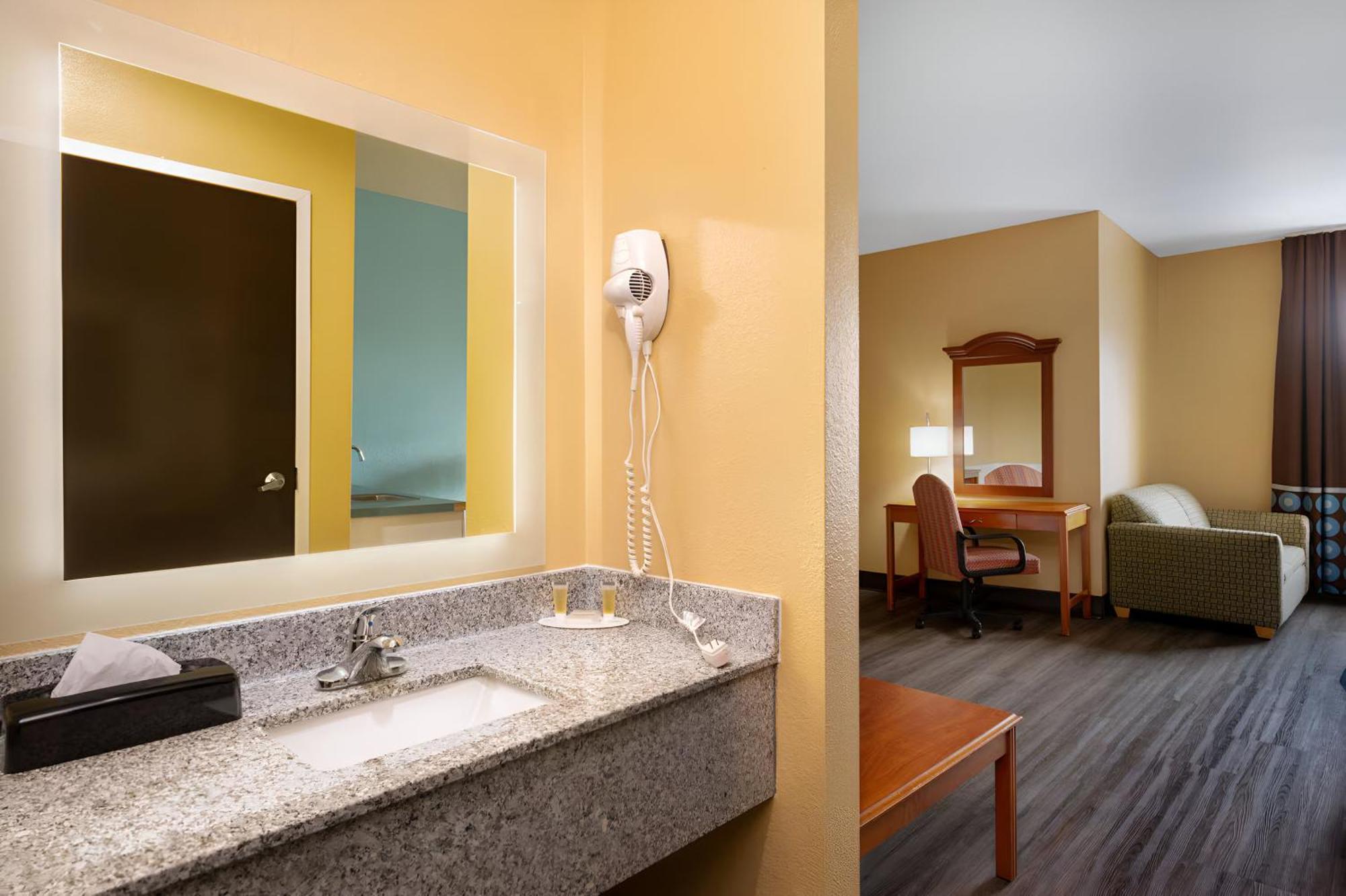 Super 8 By Wyndham Salisbury Hotel Bagian luar foto