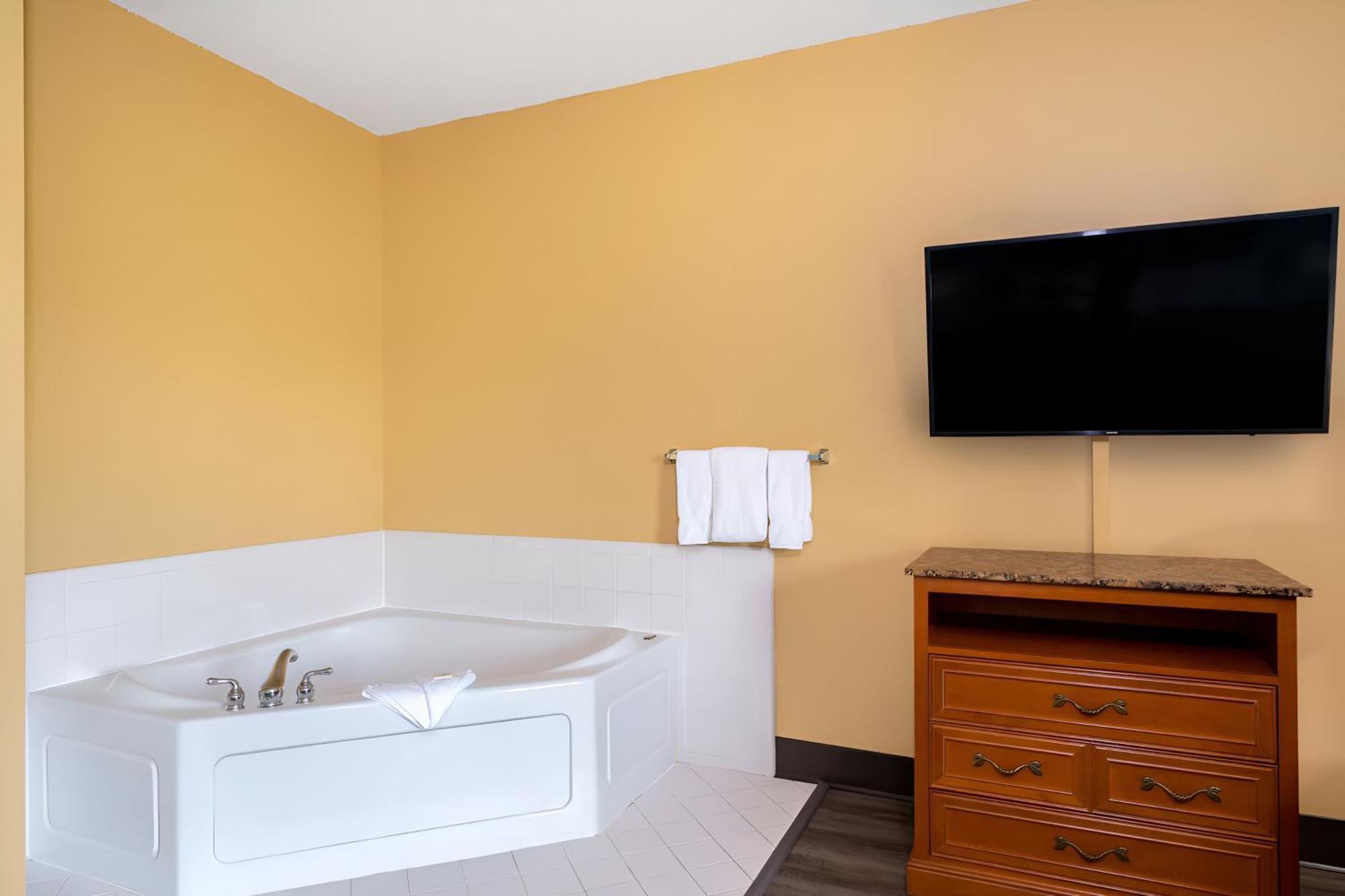 Super 8 By Wyndham Salisbury Hotel Bagian luar foto