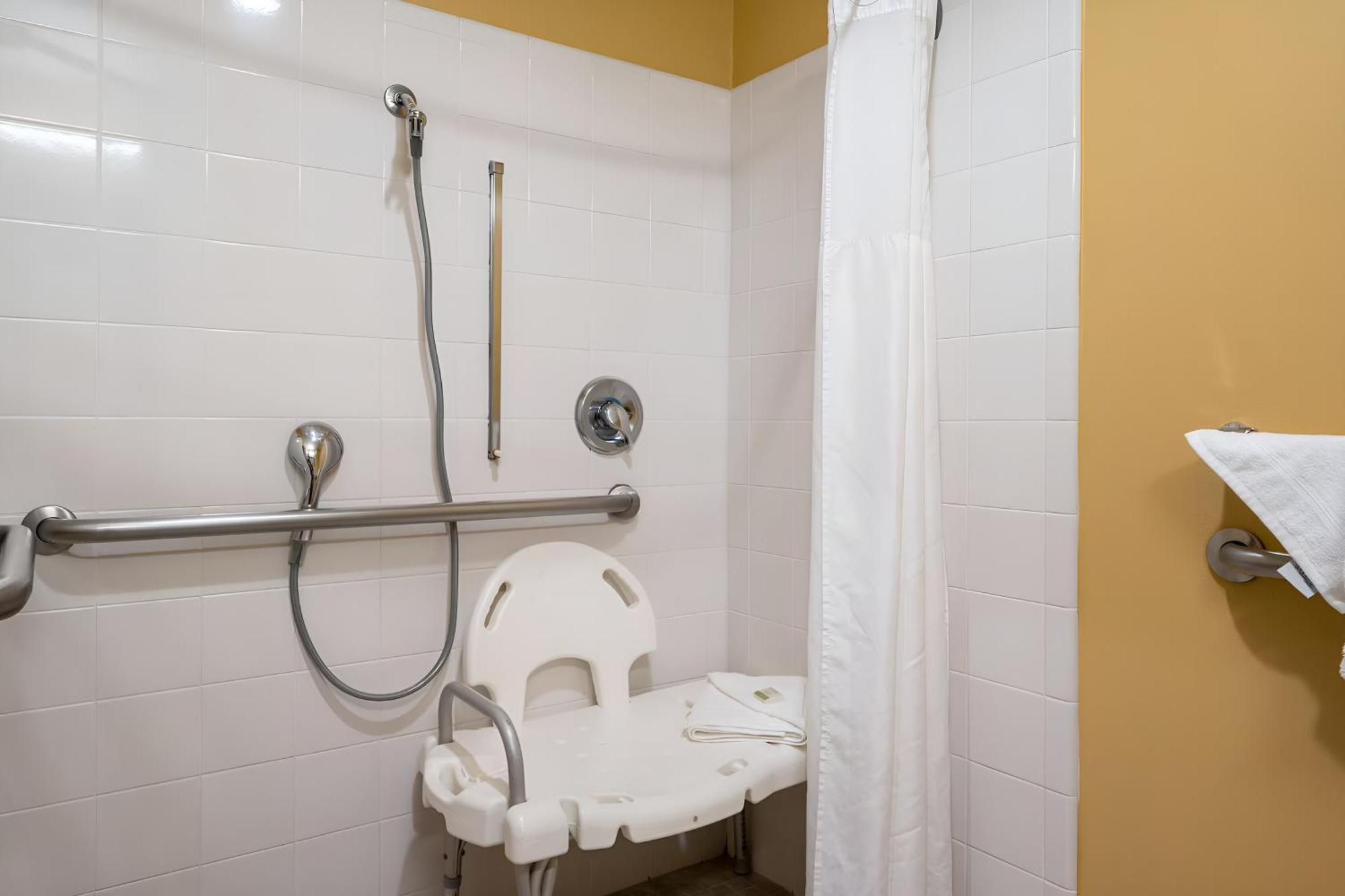 Super 8 By Wyndham Salisbury Hotel Bagian luar foto