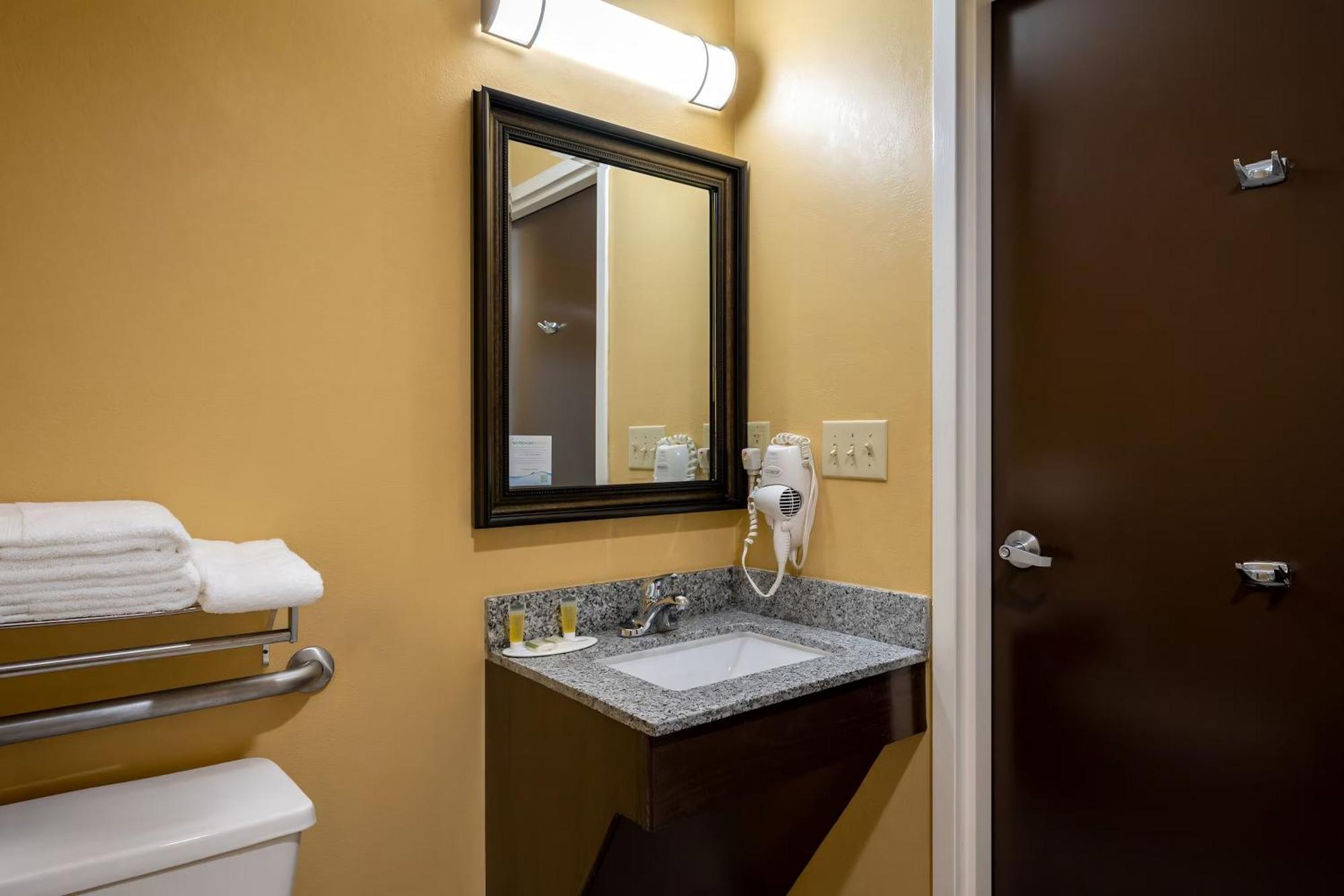 Super 8 By Wyndham Salisbury Hotel Bagian luar foto