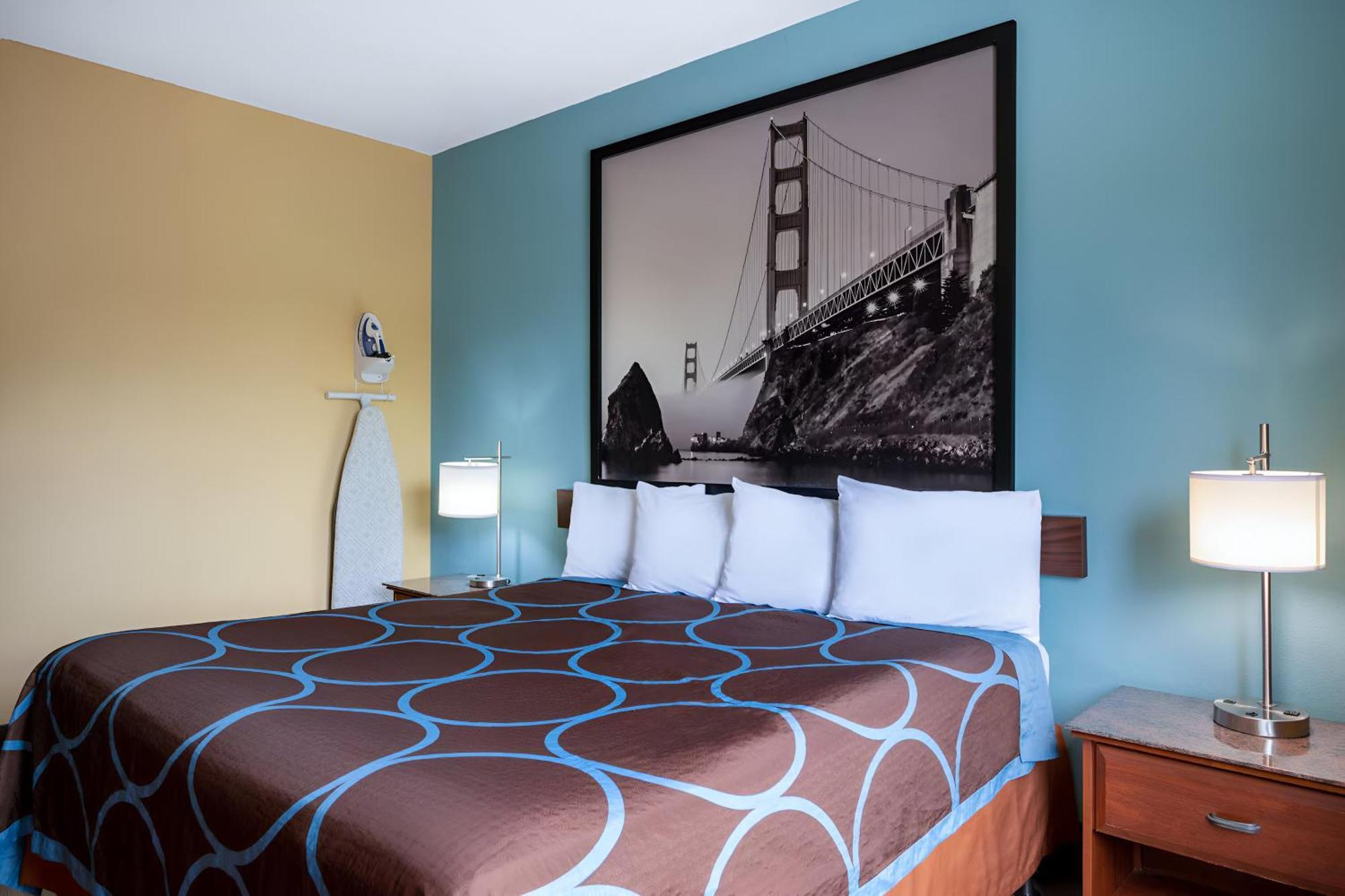Super 8 By Wyndham Salisbury Hotel Bagian luar foto