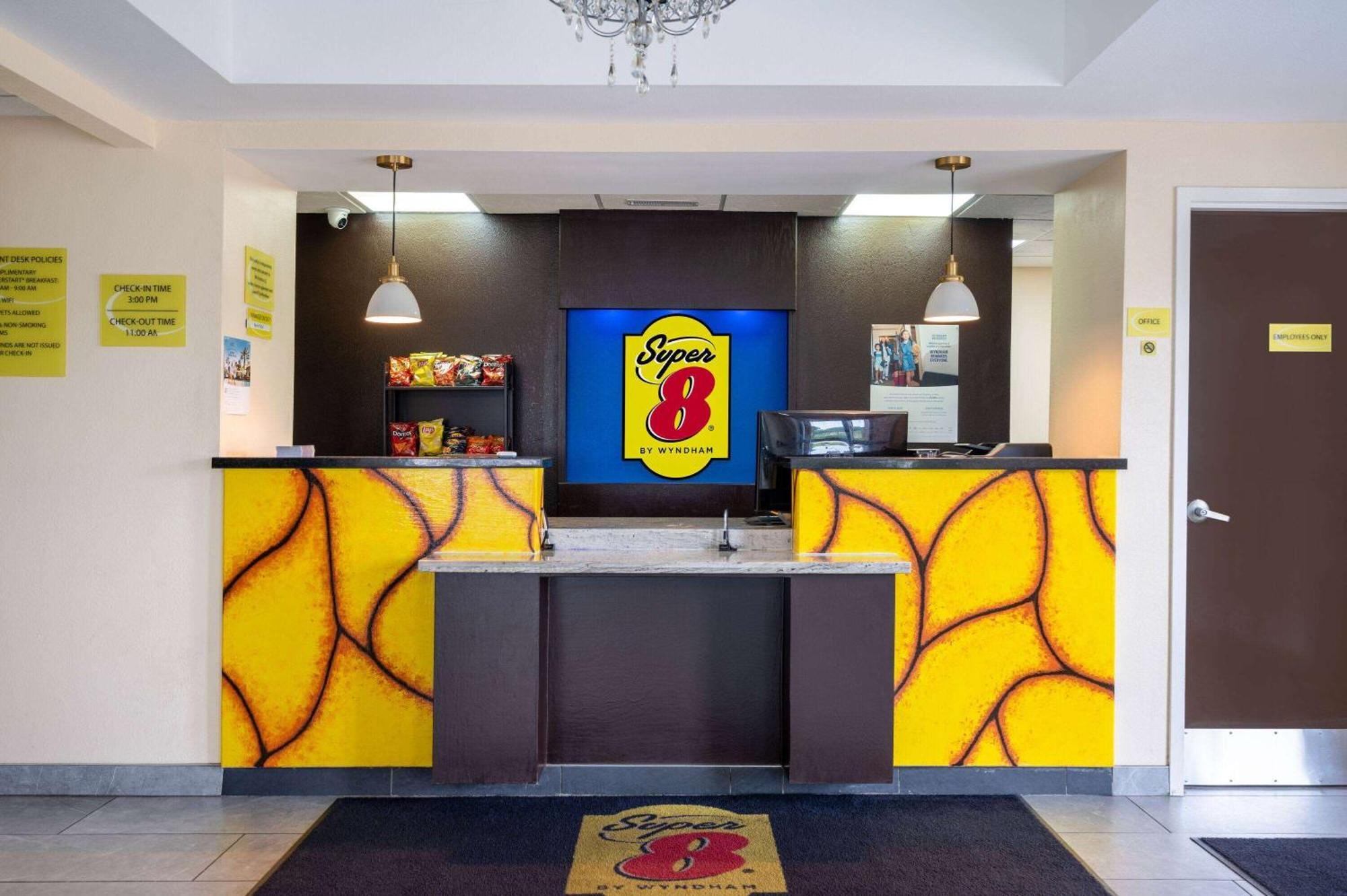 Super 8 By Wyndham Salisbury Hotel Bagian luar foto