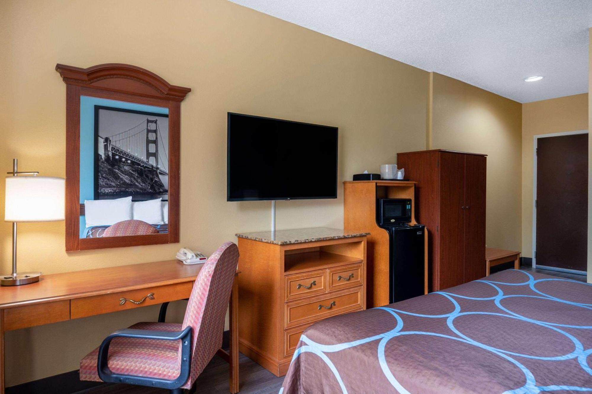 Super 8 By Wyndham Salisbury Hotel Bagian luar foto