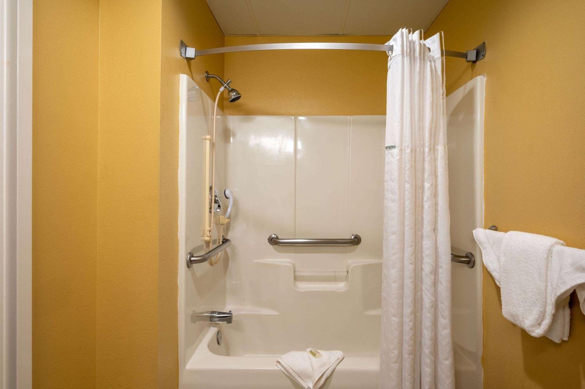 Super 8 By Wyndham Salisbury Hotel Bagian luar foto