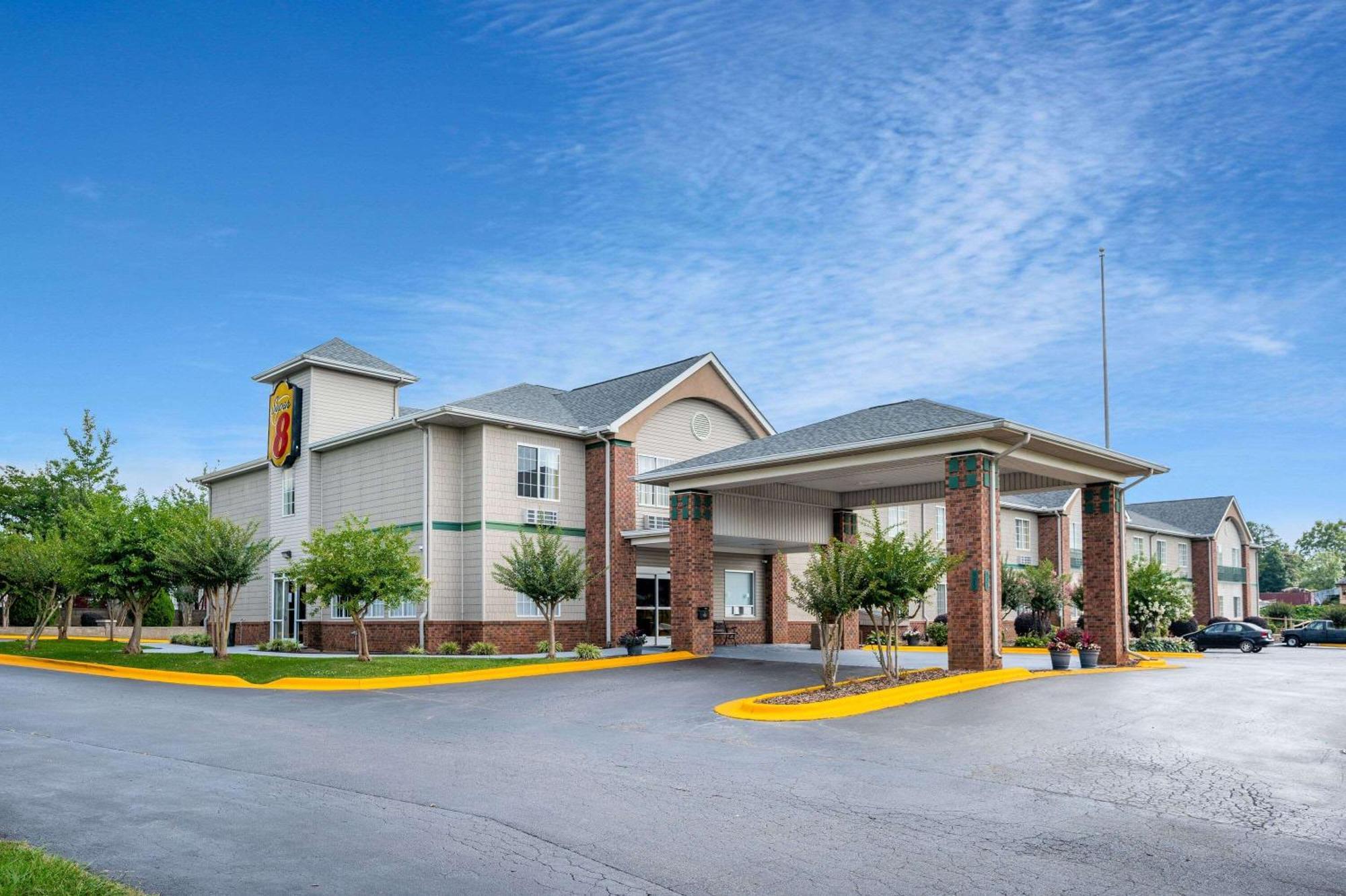 Super 8 By Wyndham Salisbury Hotel Bagian luar foto