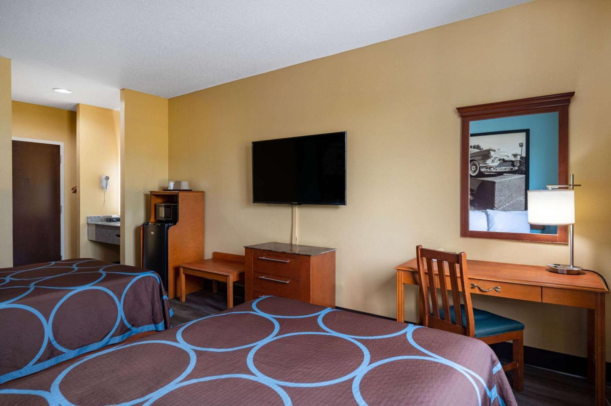Super 8 By Wyndham Salisbury Hotel Bagian luar foto