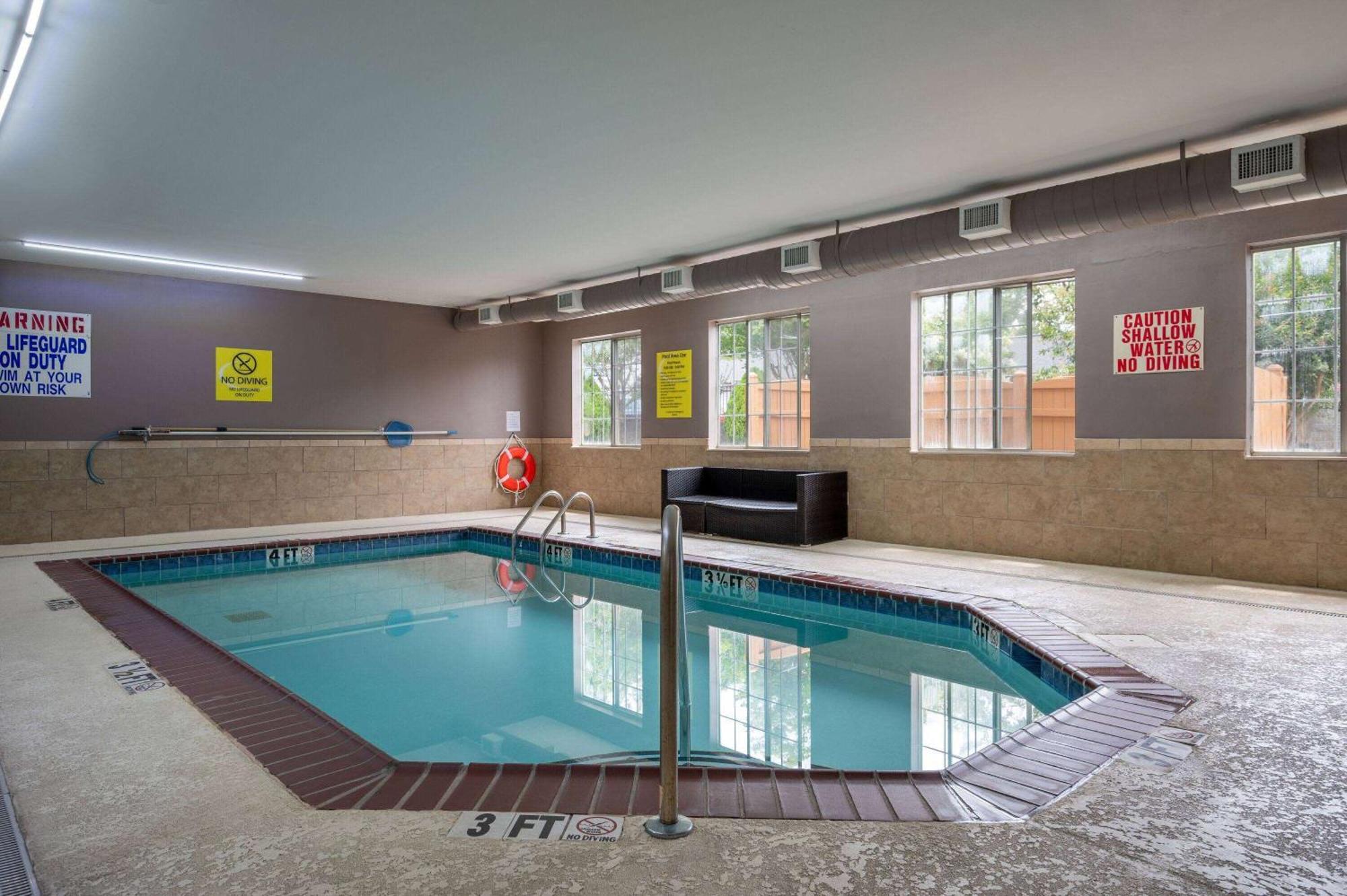 Super 8 By Wyndham Salisbury Hotel Bagian luar foto