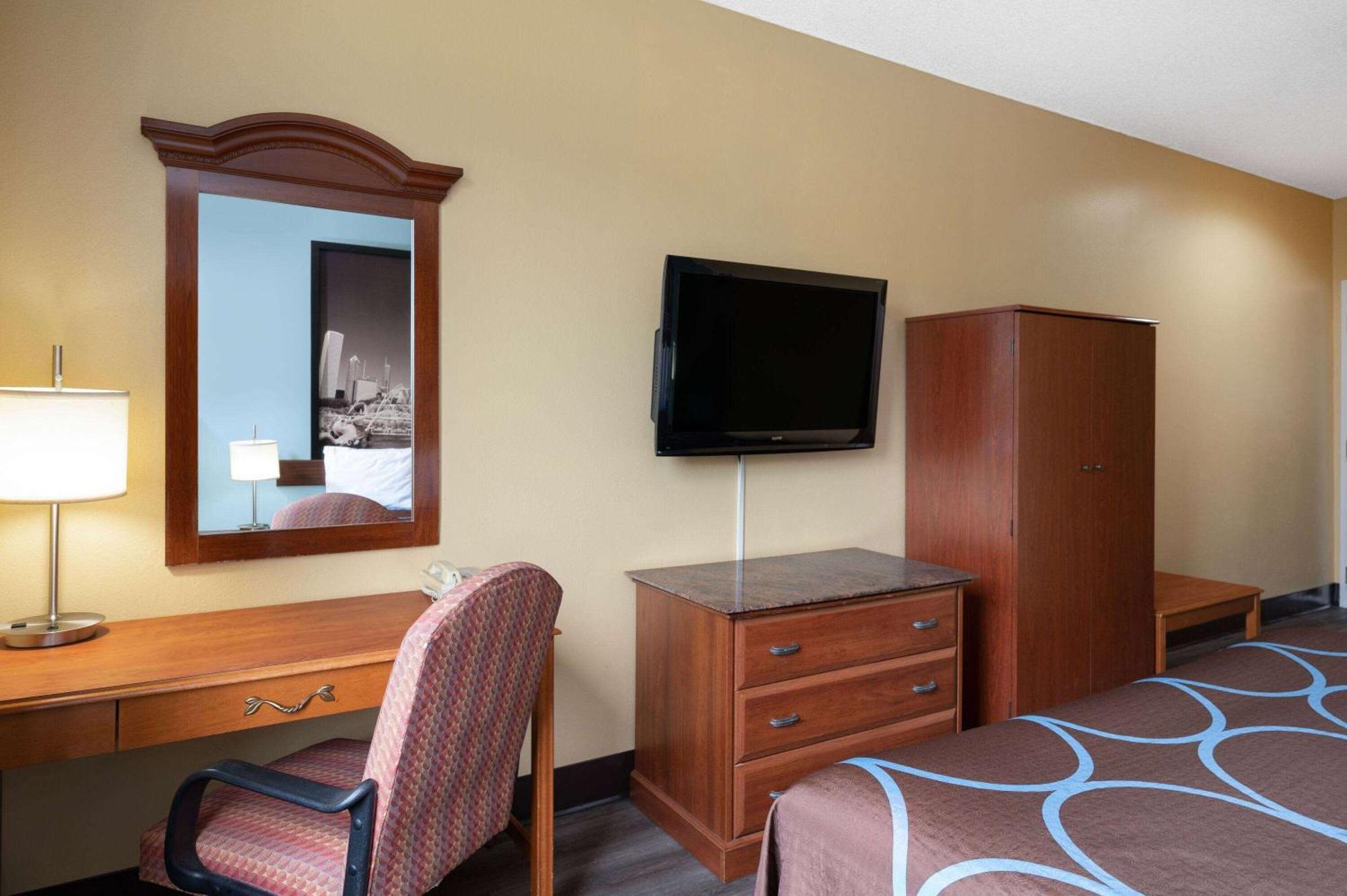 Super 8 By Wyndham Salisbury Hotel Bagian luar foto