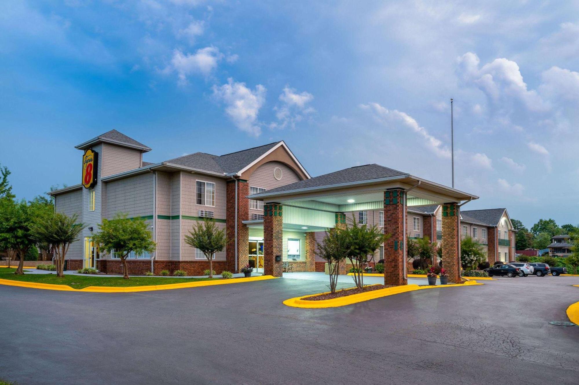 Super 8 By Wyndham Salisbury Hotel Bagian luar foto