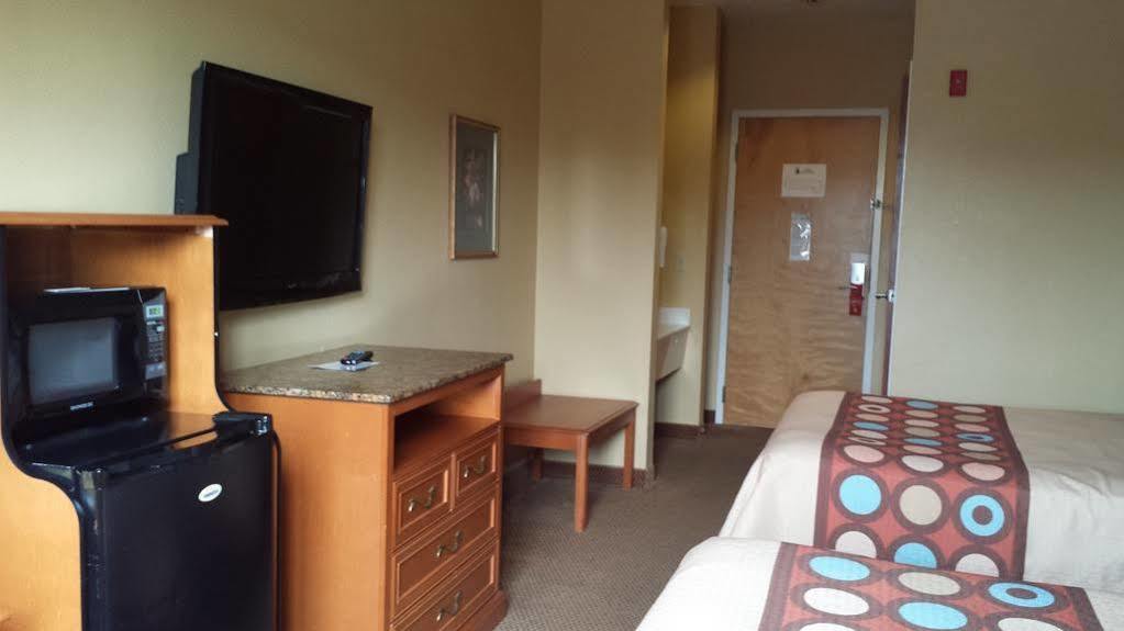 Super 8 By Wyndham Salisbury Hotel Bagian luar foto