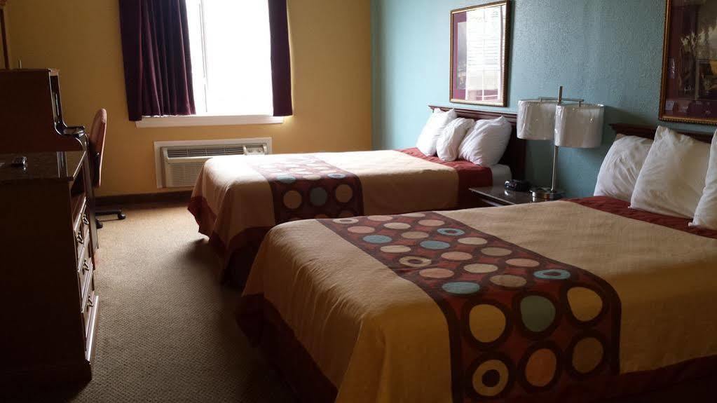 Super 8 By Wyndham Salisbury Hotel Bagian luar foto